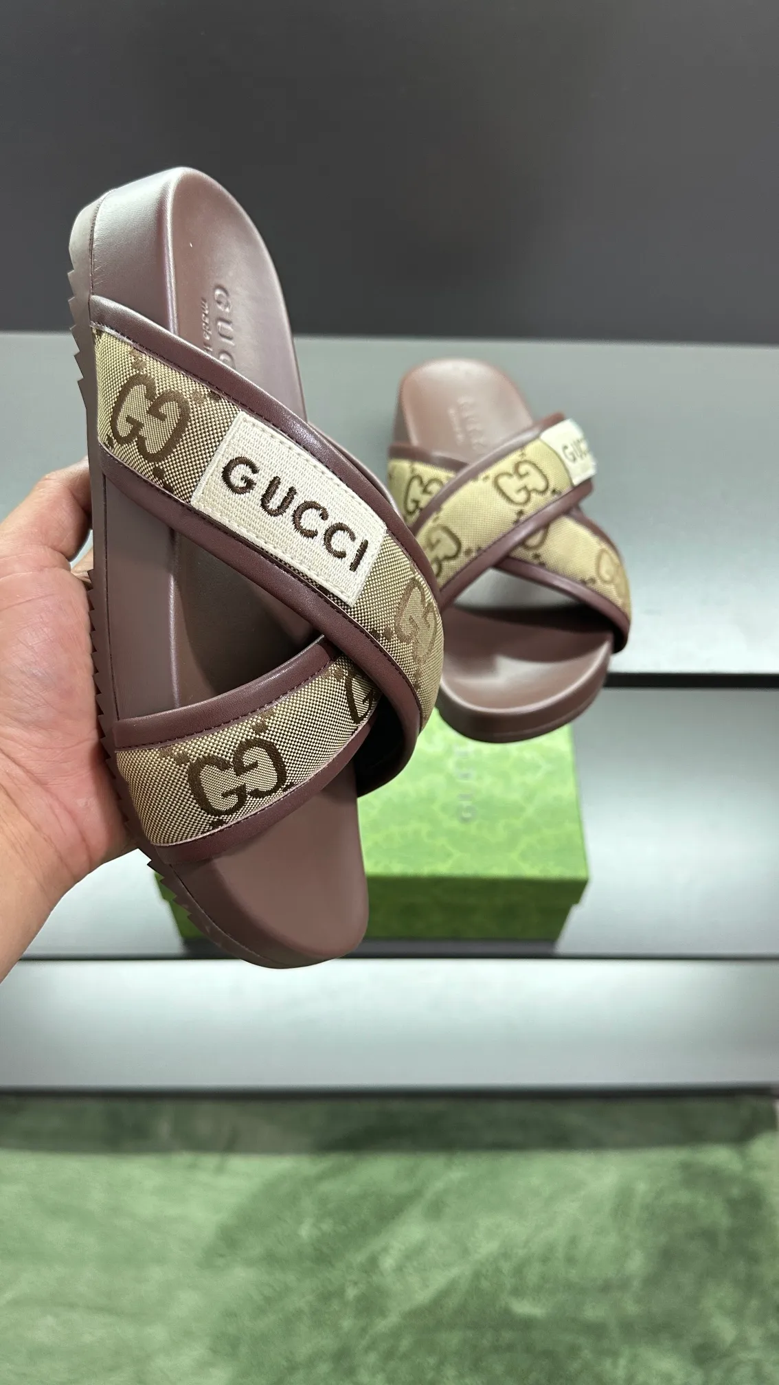 [G Family Couple Style] P: 300💰Female size 36~40 Men's size 39~45, (46. Custom-made Unisex GG slippers This slipper is made of GG polyester fiber and is decorated with a Gucci label on the front, adding a striking logo feel to the style. Beige GG recycled polyester fiber Unisex leather trim "Gucci Made in Italy" embroidered label Rubber sole Flat Made in Italy